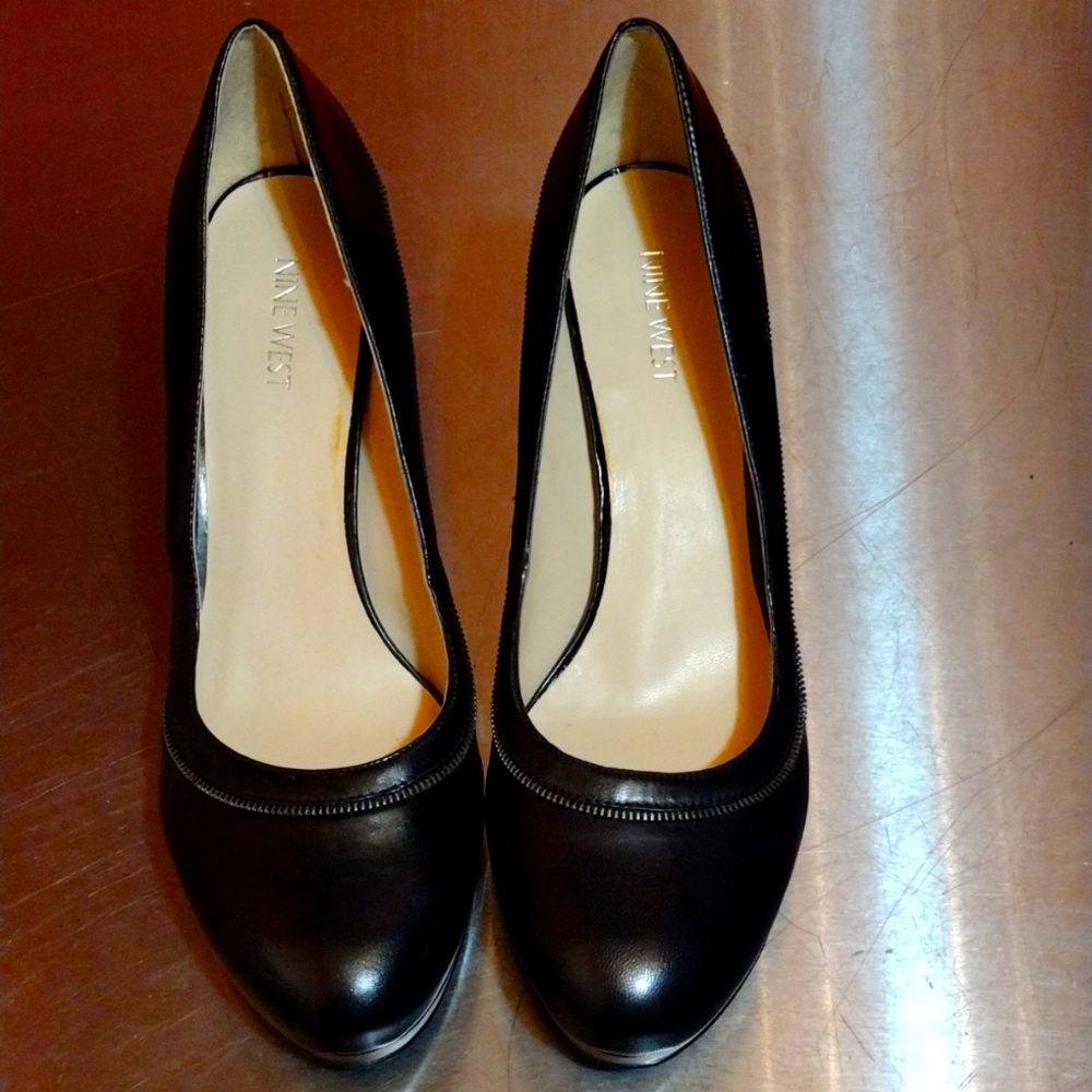 Nine West black pump 9m 3 inch heel round toe.